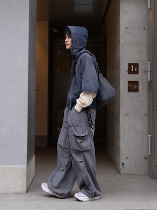 「MASONPRINCE（メイソンプリンス）のワイドシルエット ウエストゴム ナイロン カーゴパンツ XXK4227【MASONPRINCE】【2024SS】（カーゴパンツ）」を使った、KAIさん（メンズ・183cm）の春コーディネート