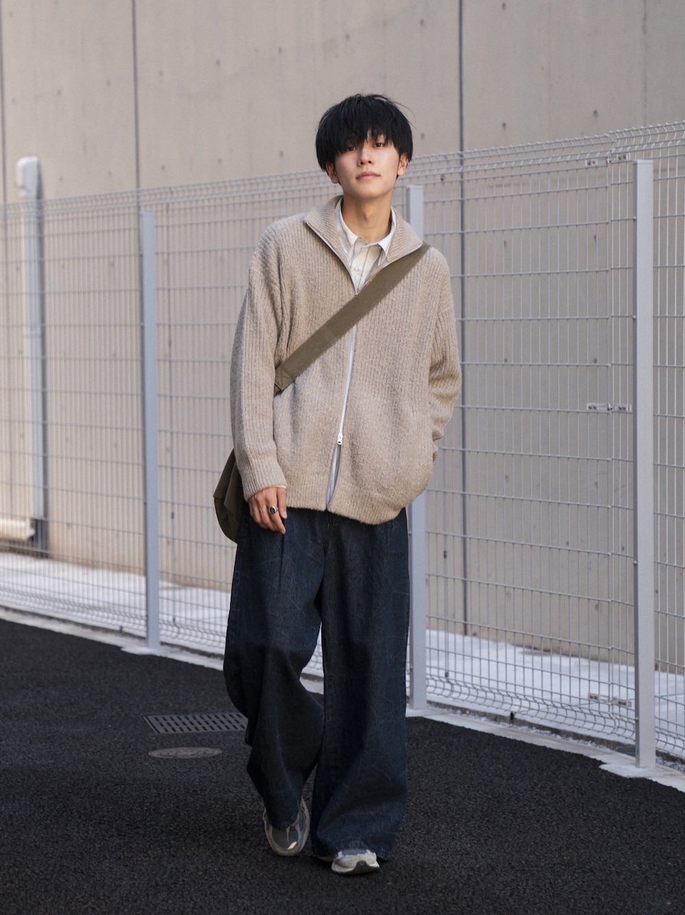 「レイヤードスタイル、ニット、ドライバーズニット、お出かけコーデ、秋コーデ、デニム、デニムパンツ、ショルダーバッグ、きれいめカジュアル、アースカラー」｜「CASPER JOHNのHard workers shirts/ハードワーカーズシャツ（シャツ/ブラウス、グリーン系）」を使った、KAIさん（メンズ・183cm）の秋コーディネートの1枚目の写真
