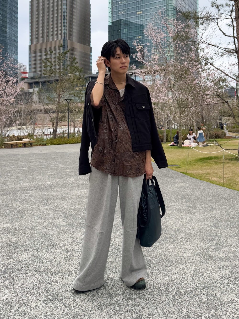 「春めき満開コーデ、春夏コーデ、スウェット、スウェットパンツ、レイヤードスタイル、カジュアルコーデ、オトナカジュアル、休日スタイル、お花見コーデ」｜「VICTIMのVICTIM ヴィクティム / TRUCKER JACKET セットアップトラッカージャケット / VTM-24-O-105（セットアップ、ブラック系）」を使った、KAIさん（メンズ・183cm）の春コーディネートの1枚目の写真