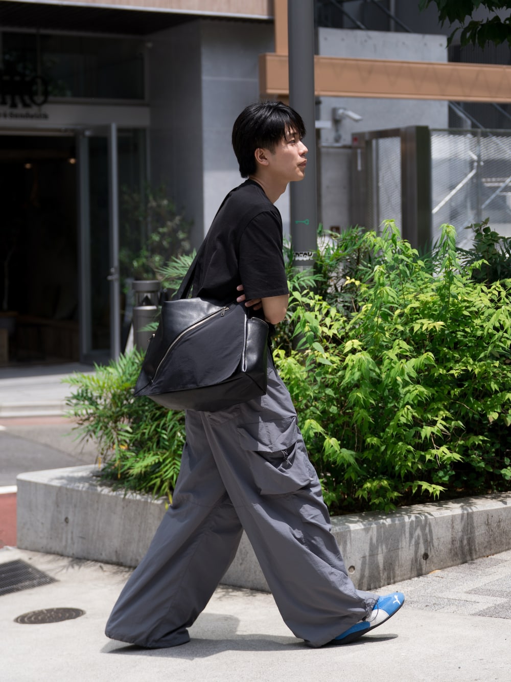 「ショルダーバッグ、夏コーデ、ワイドパンツ、カーゴパンツ、PUMA、黒Tシャツ、タックイン、シンプル、初夏コーデ、カジュアルコーデ」｜「WYM LIDNMのEXTRA FINE COTTON BASIC TEE -SLIM CROPPED FIT-（Tシャツ/カットソー、ブラック系）」を使った、KAIさん（メンズ・183cm）の春コーディネートの1枚目の写真