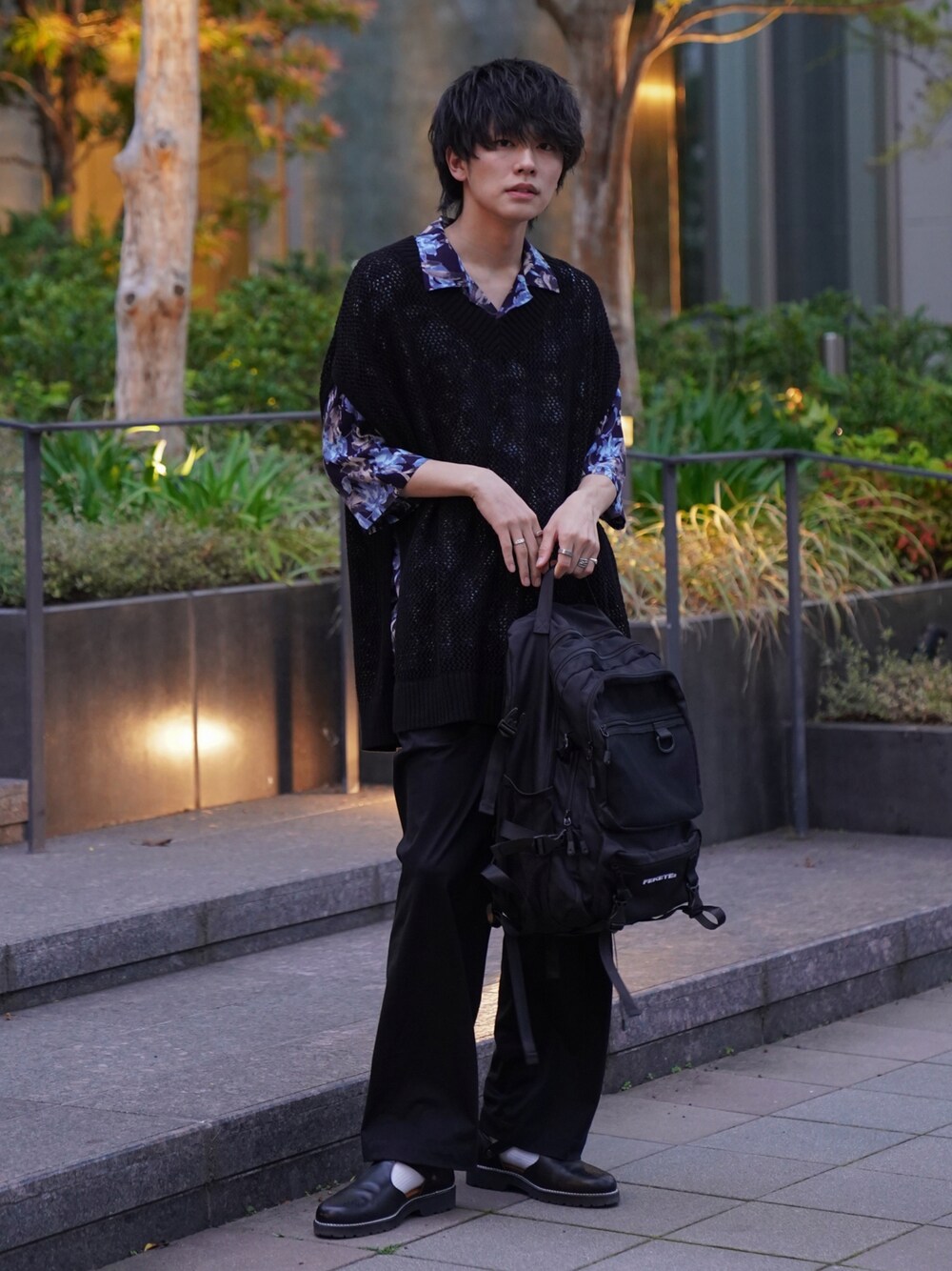 「休日スタイル、ニットベスト、透かし編みニット、柄シャツ、オープンカラーシャツ、オーバーサイズ、モノトーン、シャツスタイル、リュック、スラックス、グルカサンダル、ボタニカル柄、ゆるコーデ、ベスト」｜「CASPER JOHNのVarious Dolman Shirts/バリアスドルマンシャツ（シャツ/ブラウス、ブラック系）」を使った、KAIさん（メンズ・183cm）の春コーディネートの1枚目の写真