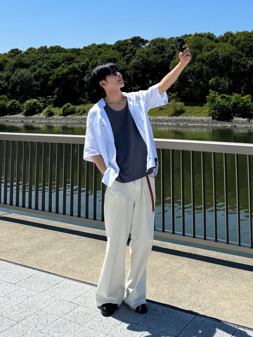 「さらっと晴れやかスナップ、ホワイトコーデ、フェスコーデ、きれいめカジュアル、夏コーデ、シンプルスタイル、休日スタイル、大人カジュアル、シンプル、オトナカジュアル」｜「FirsthandのNICK GEAR/ニックギア SP Flower BIG BD S/S SHIRTS（シャツ/ブラウス、ホワイト系）」を使った、KAIさん（メンズ・183cm）の夏コーディネートの1枚目の写真