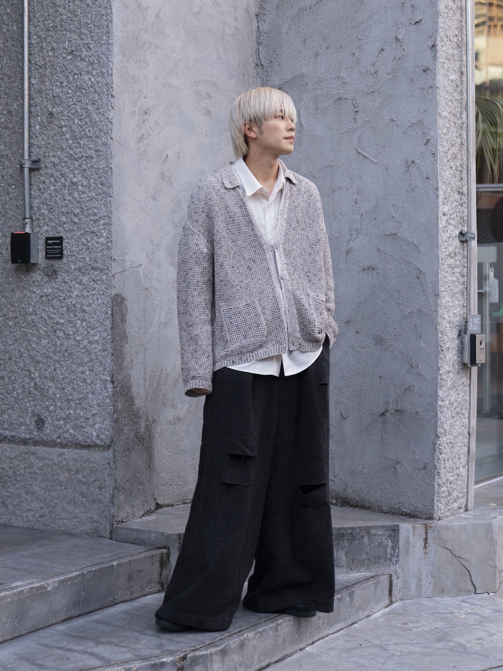 「カーディガン、秋コーデ、休日スタイル、カジュアル、シャツスタイル、バギーパンツ、スニーカー、秋服」｜「YOKEのアイテム（カーディガン/ボレロ、ベージュ系）」を使った、KAIさん（メンズ・183cm）の秋コーディネートの1枚目の写真