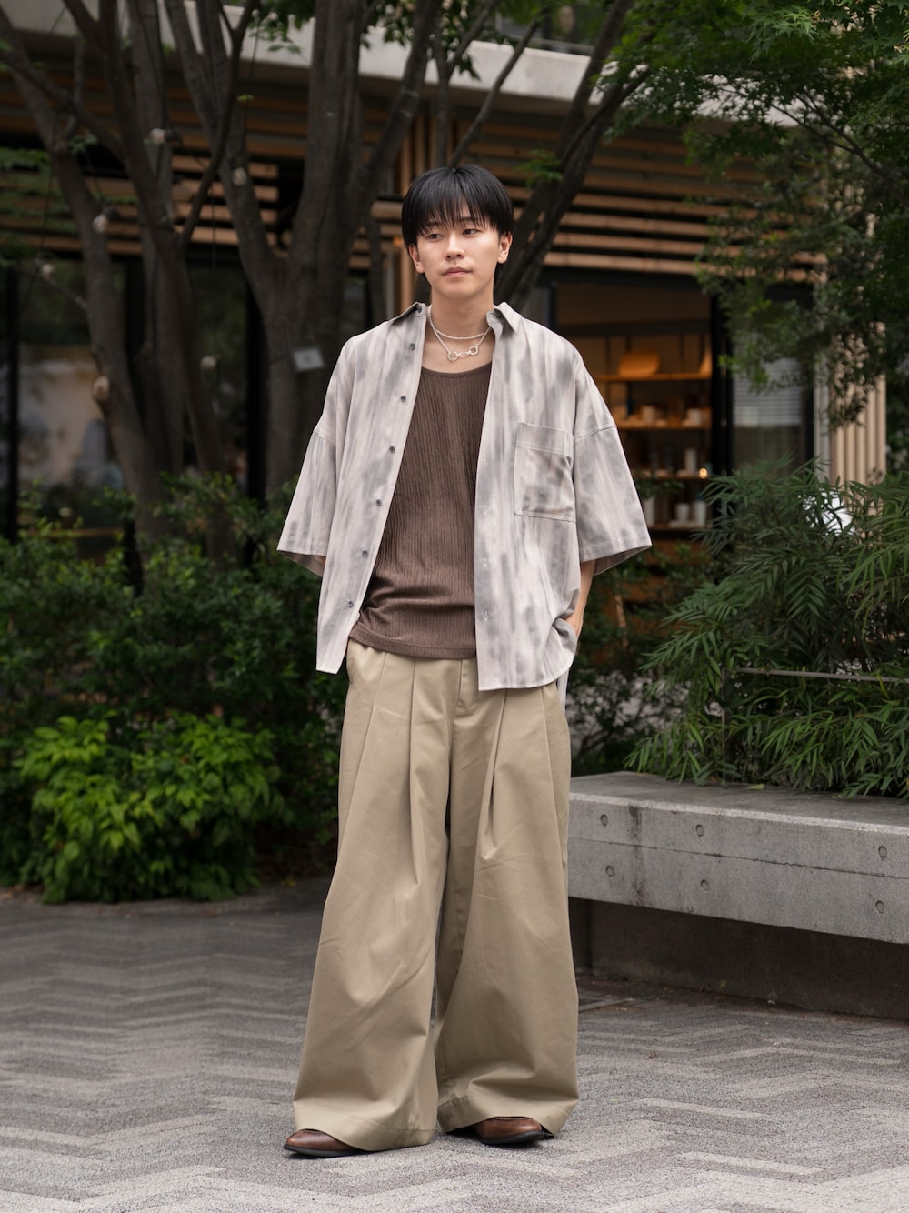 「柄シャツ、シャツスタイル、夏コーデ、アースカラー、ブラウンコーデ、チノパン、休日スタイル、オトナカジュアル、シルバーアクセサリー」｜「CASPER JOHNのTie dye stripe over shirts/タイダイストライプオーバーシャツ（シャツ/ブラウス、ベージュ系）」を使った、KAIさん（メンズ・183cm）の夏コーディネートの1枚目の写真
