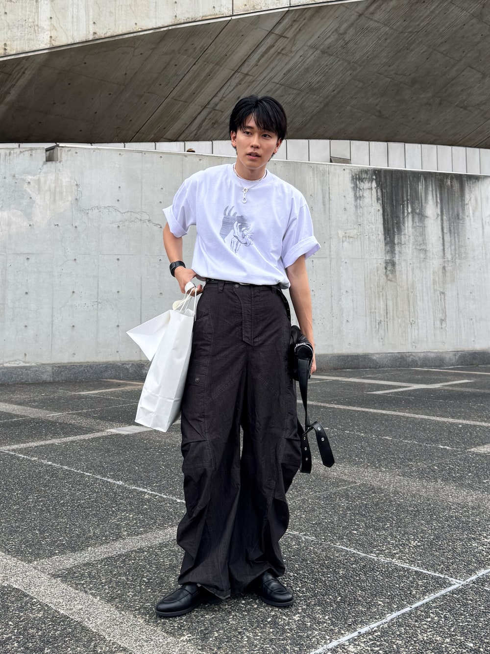 「モノトーン、白Tシャツ、プリントT、グラフィックＴ、夏コーデ、休日コーデ、カーゴパンツ、夏だ！Tシャツ着よう！」｜「URU TOKYOのCREW NECK S/S TEE（Tシャツ/カットソー、ホワイト系）」を使った、KAIさん（メンズ・183cm）の春コーディネートの1枚目の写真