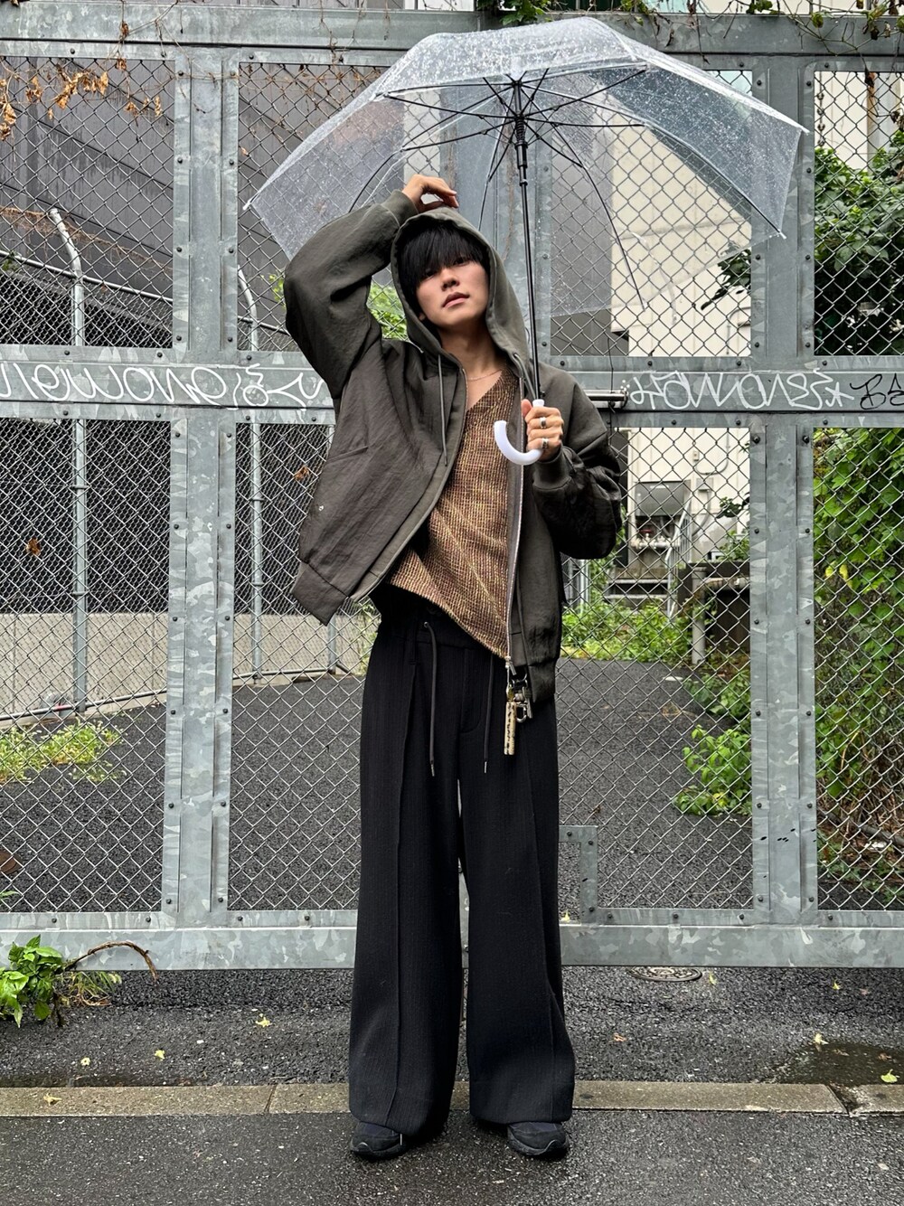 「ファッションを楽しもう、大人カジュアル、パーカー、Vネック、ニットパンツ、大人コーデ、お出かけコーデ」｜「SISEのSISE HOODIE MA-01 BLOUSON（ブルゾン、グリーン系）」を使った、KAIさん（メンズ・183cm）の秋コーディネートの1枚目の写真