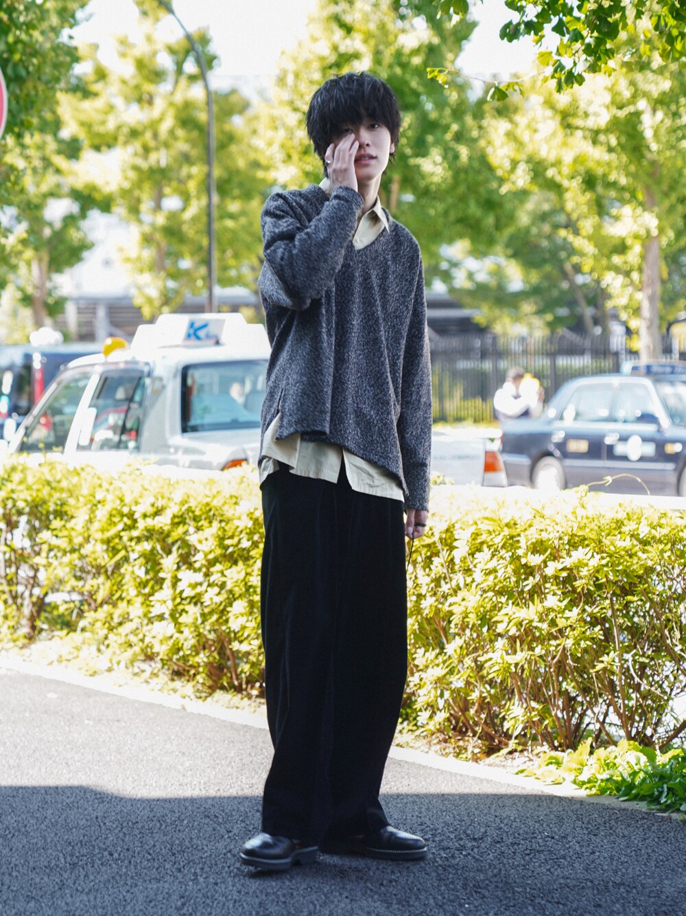 「秋コーデ、休日スタイル、カジュアルコーデ、ゆるコーデ、スウェット、Vネック」｜「UNIQLOのオーバーサイズシャツ(長袖)（シャツ/ブラウス、イエロー系）」を使った、KAIさん（メンズ・183cm）の秋コーディネートの1枚目の写真
