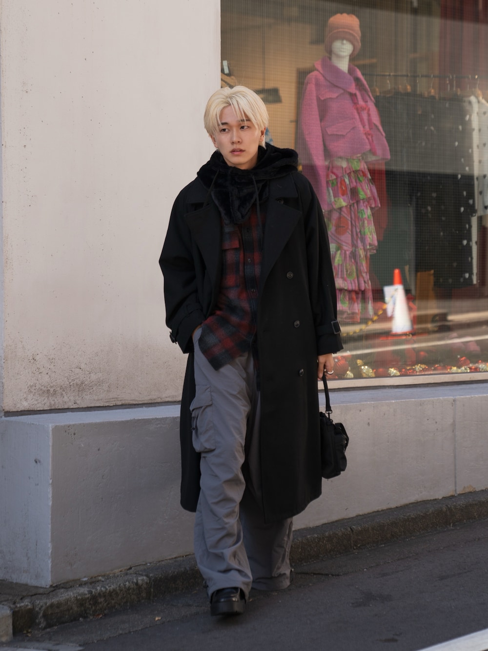 「きれいめカジュアル、ロングコート、カーゴパンツ、バラクラバ、チェックシャツ、冬コーデ、クリスマスに着たい服、マイベストコーデ2024」｜「CASPER JOHNのWool melton over coat/ウールメルトンオーバーコート（ステンカラーコート、ブラック系）」を使った、KAIさん（メンズ・183cm）の冬コーディネートの1枚目の写真