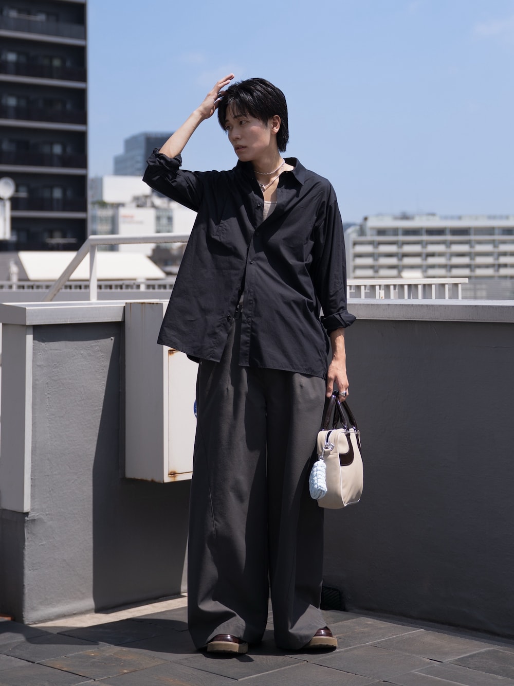 「秋コーデ、秋服準備はじめました、シンプルコーデ、休日スタイル、きれいめカジュアル、adidas、ネイビー」｜「LAPIISのCOTTON SILK REGULAR SHIRT（シャツ/ブラウス、ブルー系）」を使った、KAIさん（メンズ・183cm）の夏コーディネートの1枚目の写真