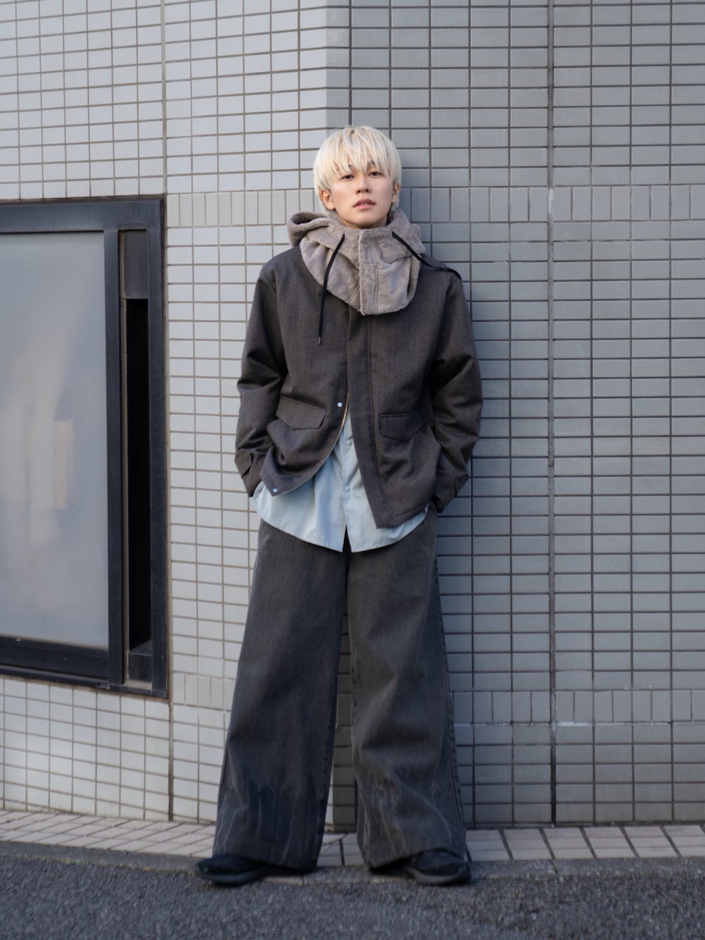 「クリスマスに着たい服、ブルゾン、バラクラバ、冬アウター、アースカラー、デニム、マイベストコーデ2024、休日コーデ」｜「VICTIMのVICTIM ヴィクティム / TECH SHIRTS セットアップビッグシルエットテックシャツ 撥水 / VTM-24-S-001（シャツ/ブラウス、ブルー系）」を使った、KAIさん（メンズ・183cm）の冬コーディネートの1枚目の写真