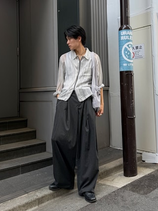 「DIMITRI BLACK（ディミトリブラック）のアジャストツーピンタックワイドスラックス_ストライプチャコール（スラックス）」を使った、KAIさん（メンズ・183cm）の春コーディネート