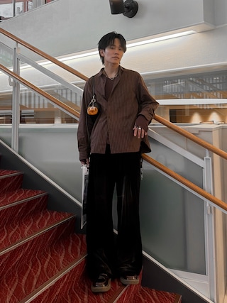 「ADAM ET ROPE'(アダムエロペ)のストライプタイプライターレギュラーカラーシャツ(シャツ/ブラウス)」を使った、KAIさん(メンズ・183cm)の秋コーディネート