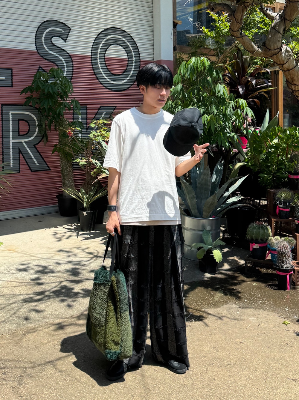 「モノトーン、オトナカジュアル、初夏コーデ、ゆるコーデ、リラックススタイル、休日スタイル、休日コーデ、お出かけコーデ、夏コーデ、白Tシャツ」｜「CASPER JOHNのFringe HAKAMA slacks/フリンジ袴スラックス（スラックス、ホワイト系）」を使った、KAIさん（メンズ・183cm）の夏コーディネートの1枚目の写真