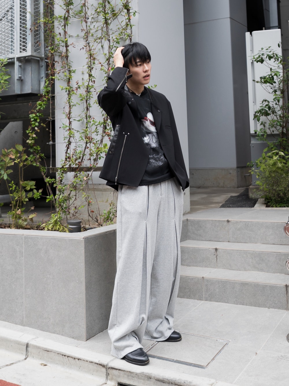 ブラック系のTシャツ/カットソー、グレー系のスウェットパンツ、ブラック系のローファーを着用したメンズの秋コーディネートの1枚目の写真