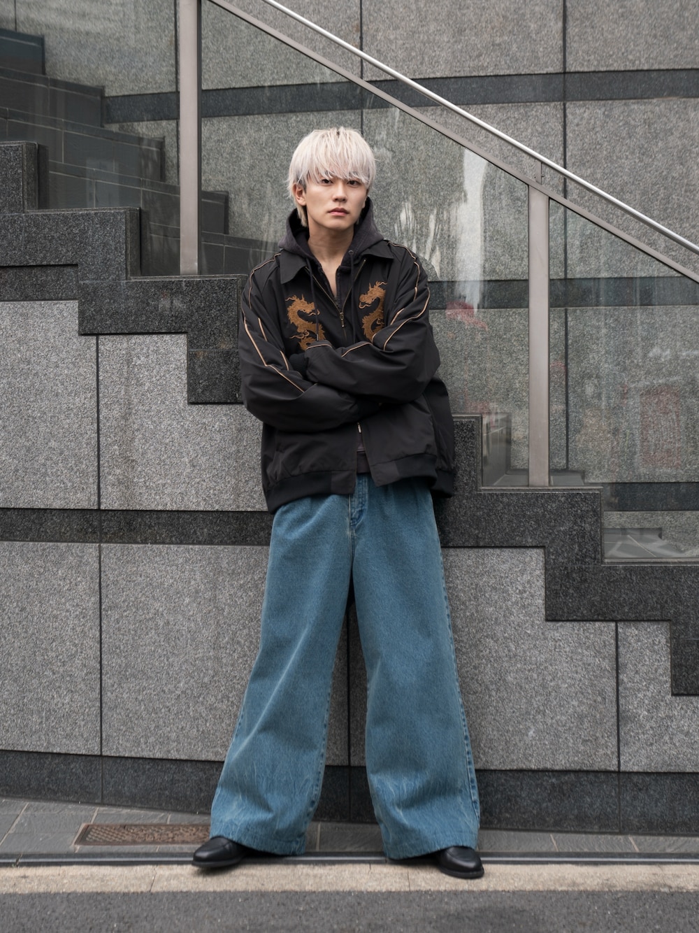 「ジップパーカー、スカジャン、ゆるコーデ、カジュアルコーデ、ブラック、デニム、デニムパンツ、パーカーコーデ、初春コーデ、ブルゾン、春コーデ」｜「CASPER JOHNのDragon embroidery detachable SUKAJAN/ドラゴンエンブロイダリーデタッチャブルスカジャン（スカジャン、ブラック系）」を使った、KAIさん（メンズ・183cm）の冬コーディネートの1枚目の写真