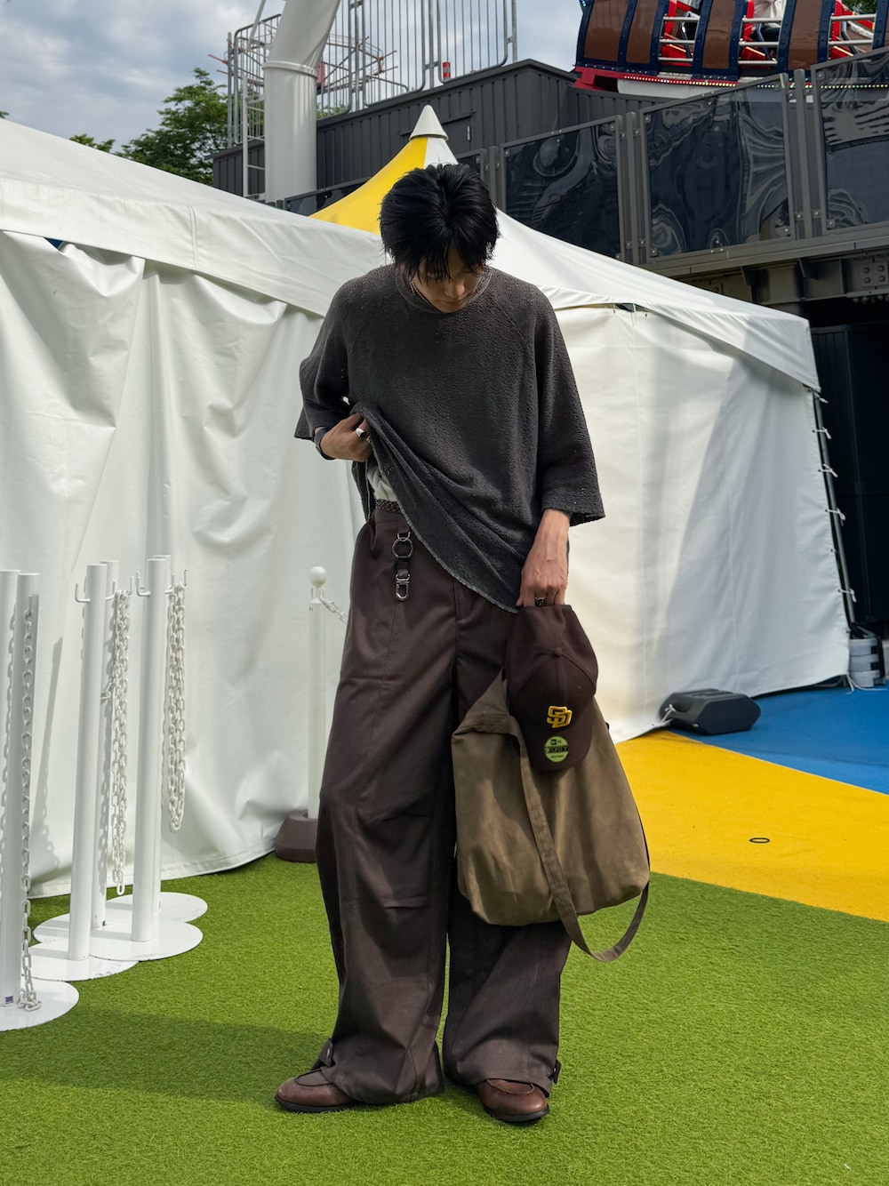 「きれいめカジュアル、休日スタイル、シンプルコーデ、ゆるコーデ、お出かけコーデ、ショルダーバッグ、NEW ERA、キャップ、ブラウンコーデ」｜「SHINYAKOZUKAの【SHINYAKOZUKA/シンヤコヅカ】PALABORA（Tシャツ/カットソー、グレー系）」を使った、KAIさん（メンズ・183cm）の夏コーディネートの1枚目の写真