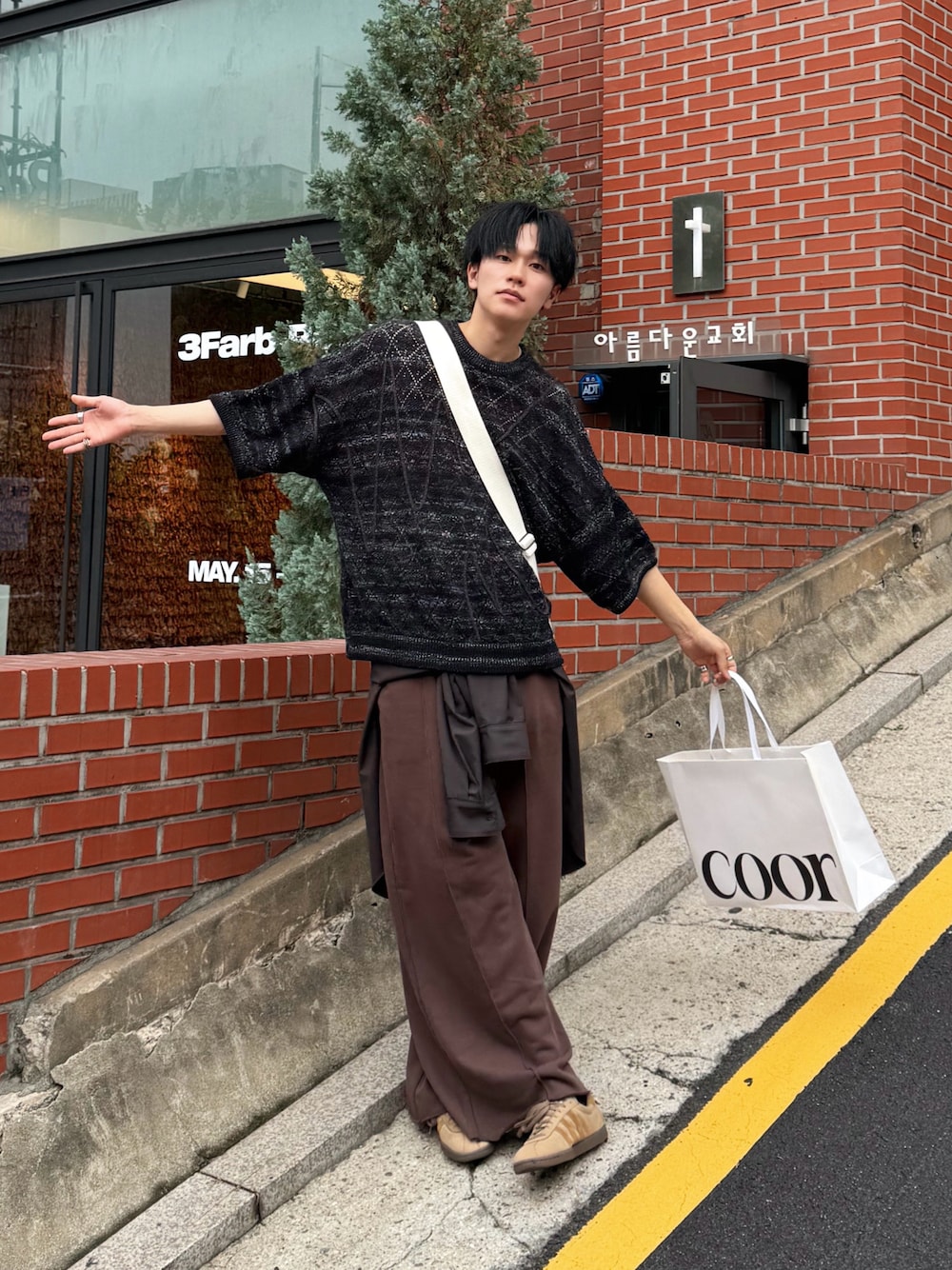 「レイヤードスタイル、夏コーデ、さらっと晴れやかスナップ、サマーニット、休日コーデ、大人カジュアル、スウェットパンツ、腰巻きスタイル、韓国ファッション、韓国コーデ、休日スタイル」｜「TAUPEのTAUPE/トープ/Melange Yarn H/S Crew Knit（ニット/セーター、ブラック系）」を使った、KAIさん（メンズ・183cm）の夏コーディネートの1枚目の写真