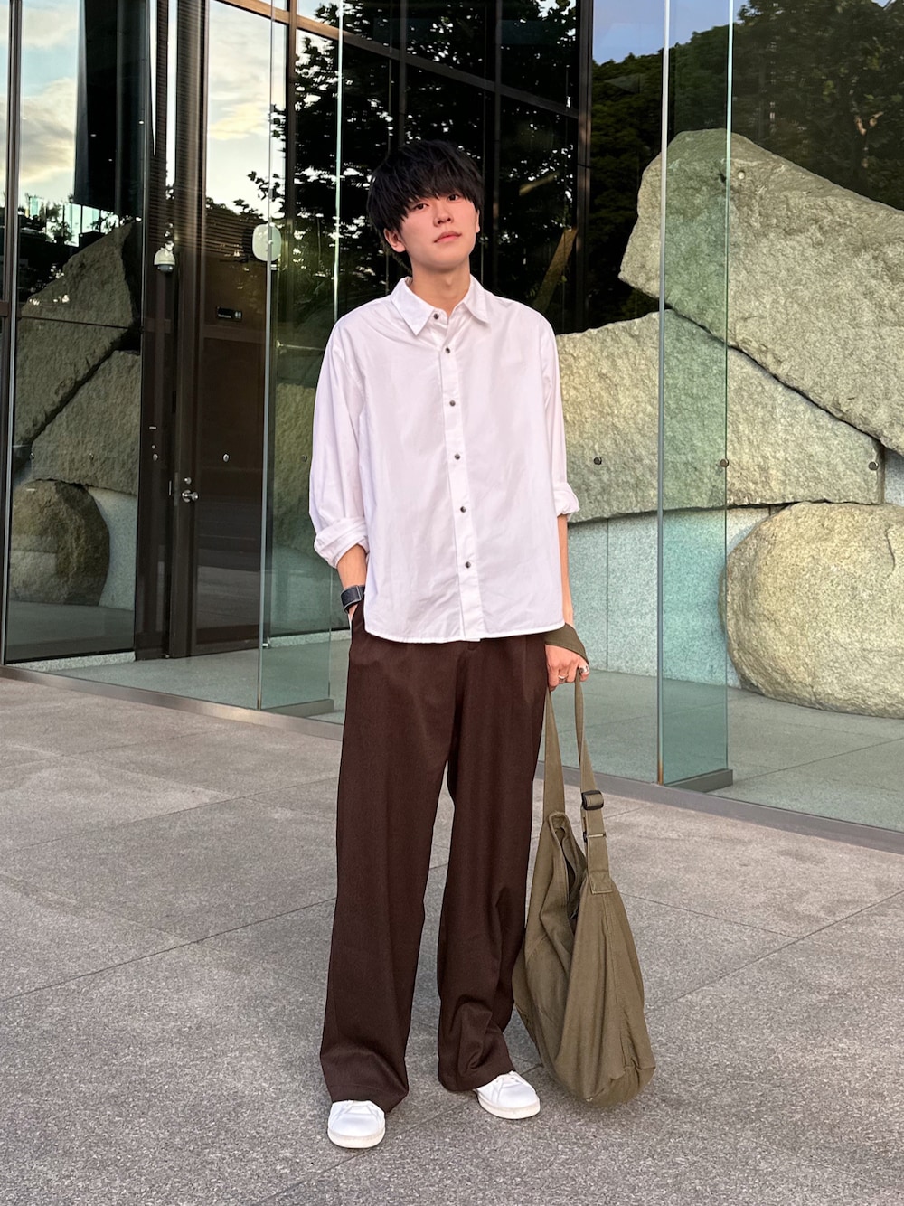 「シンプルコーデ、白シャツ、腕まくり、春夏コーデ、休日コーデ、オトナカジュアル」｜「Alcindor MaterialsのTHOMAS MASON relax shirts/トーマスメイソンリラックスシャツ（シャツ/ブラウス、ホワイト系）」を使った、KAIさん（メンズ・183cm）の夏コーディネートの1枚目の写真