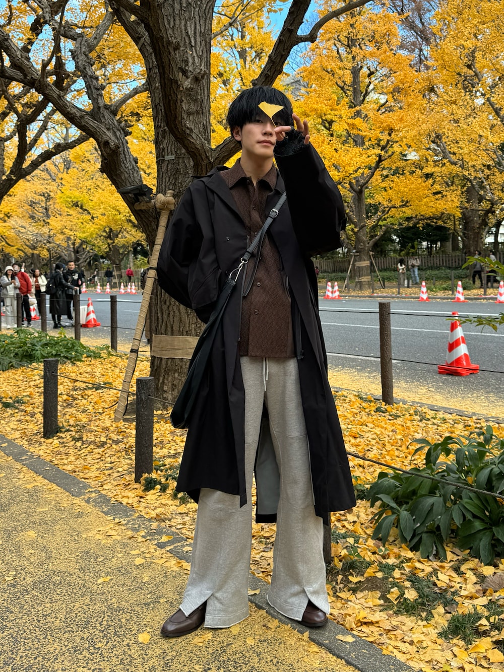 「新星WEARISTAにエントリー、WEARyouthコーデ、レインコート、フーデットコート、大人カジュアル、カジュアルコーデ、スウェットパンツ、革靴、秋コーデ、ショルダーバッグ、ゆるコーデ、マイベストコーデ2023、休日コーデ、おでかけコーデ、きれいめカジュアル」｜「VICTIMのVICTIM ヴィクティム / SEAMLESS BIG COAT / VTM-22-C-001（モッズコート、ブラック系）」を使った、KAIさん（メンズ・183cm）の冬コーディネートの1枚目の写真
