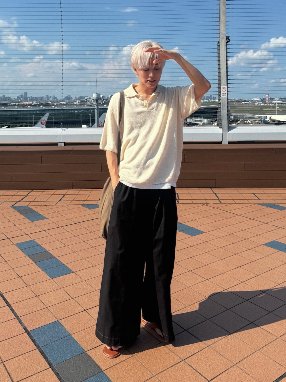 「アツいコーデ全部見せ、お出かけコーデ、休日スタイル、夏コーデ、ニットポロ、シンプルコーデ、韓国コーデ、ショルダーバッグ、ラフコーデ」｜「coorのアイテム（ポロシャツ、ベージュ系）」を使った、KAIさん（メンズ・183cm）の夏コーディネートの1枚目の写真