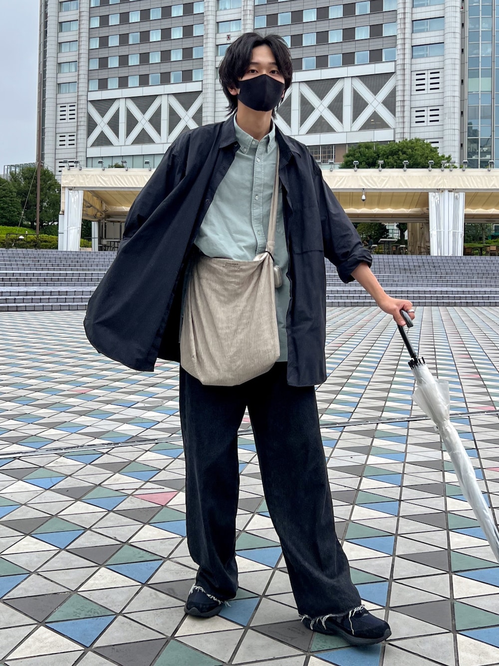 「デニムっていいよね、大人カジュアル、休日コーデ、カジュアル、夏、ラフ、オリーブ、シャツスタイル、デニムパンツ、カットオフデニム、ショルダーバッグ、梅雨、スニーカー、ニューバランス、レイヤードスタイル」｜「FREAK'S STOREのFREAK'S STORE/フリークスストア CORDURA SHT BLOUSON /コーデュラ/シャツブルゾン（ブルゾン、ブルー系）」を使った、KAIさん（メンズ・183cm）の夏コーディネートの1枚目の写真