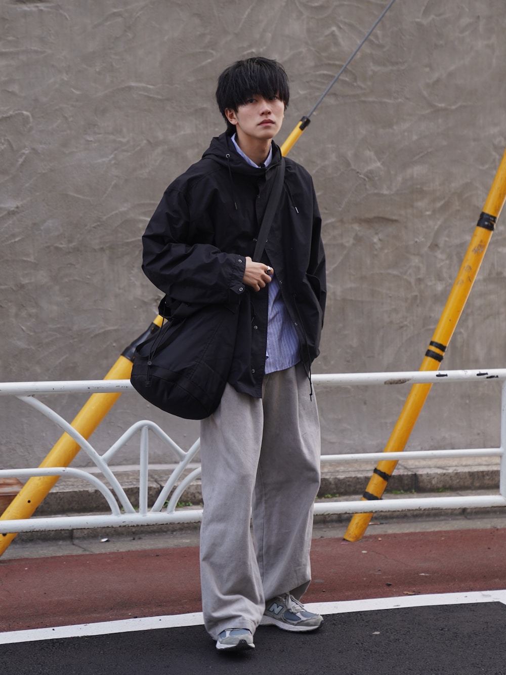 「春服デビュー宣言、大人カジュアル、カジュアル、ワイドパンツ、スノーパーカー、ブラック、巾着バッグ、デカバッグ、ショルダーバッグ、ストライプシャツ、デニム、春服、ゆるコーデ、ニューバランス」｜「WHIMSICの【WHIMSIC】マルチファンクションスノーパーカー＆ベスト（ナイロンジャケット、ブラック系）」を使った、KAIさん（メンズ・183cm）の春コーディネートの1枚目の写真