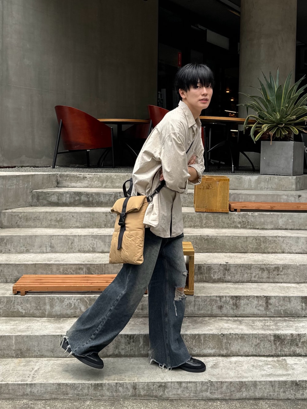 「夏コーデ、シンプルスタイル、メンズファッション、カジュアルコーデ、夏服、デニムコーデ、ダメージデニムパンツ、ショルダーバッグ、シャツ好き集まれ」｜「YOKEのアイテム（シャツ/ブラウス、ベージュ系）」を使った、KAIさん（メンズ・183cm）の夏コーディネートの1枚目の写真