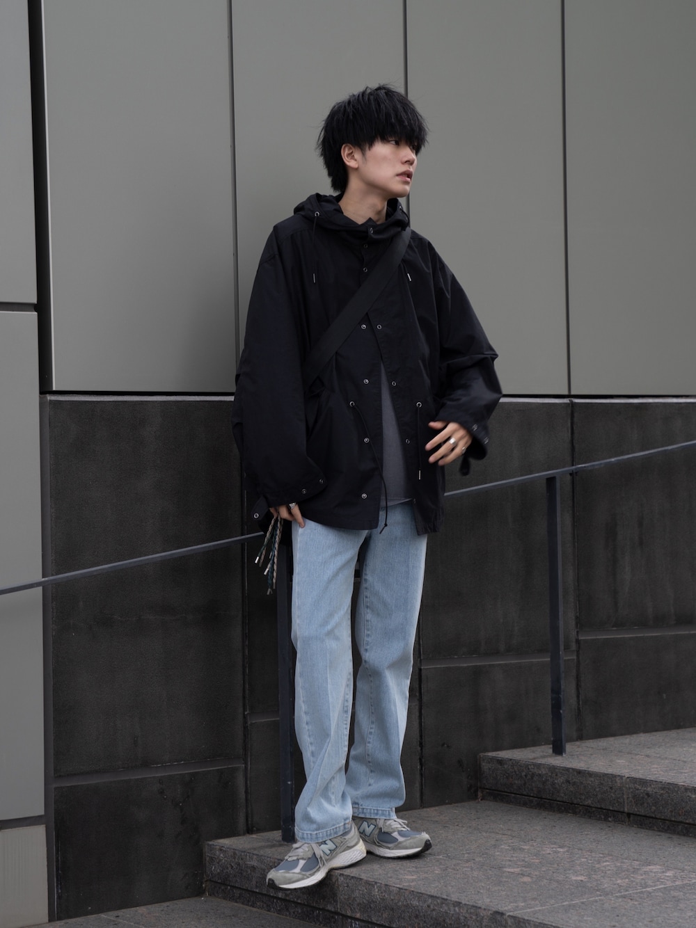 「大人カジュアル、休日コーデ、オーバーサイズ、ビックシルエット、スキニーデニム、ストレートパンツ、春アウター、シンプル、休日スタイル、デニムパンツ、いまどきジャケット写真、春服コーデ、ニューバランス、スニーカー」｜「WHIMSICの【WHIMSIC】マルチファンクションスノーパーカー＆ベスト（ナイロンジャケット、ブラック系）」を使った、KAIさん（メンズ・183cm）の春コーディネートの1枚目の写真