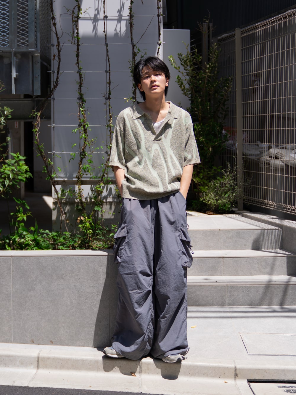 「カジュアル、大人カジュアル、ニットポロ、カーゴパンツ、夏コーデ、春夏コーデ」｜「CASPER JOHNのMarble skipper knit polo shirts/マーブルスキッパーニットポロシャツ（ポロシャツ、グリーン系）」を使った、KAIさん（メンズ・183cm）の春コーディネートの1枚目の写真