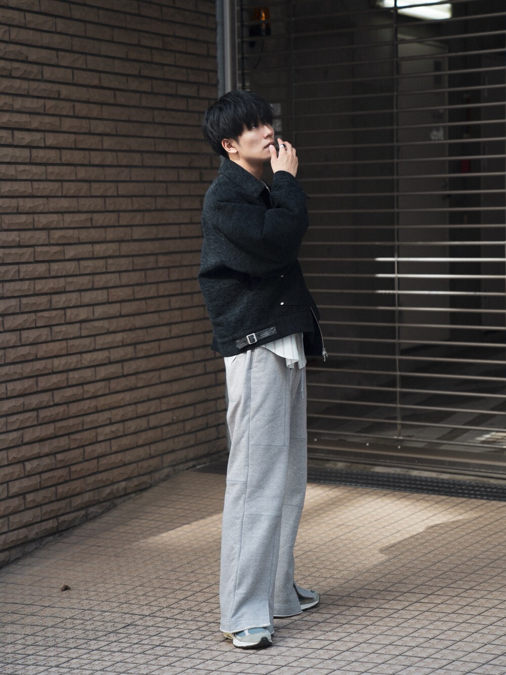 「ブルゾン、フライトジャケット、秋コーデ、お出かけコーデ、スウェット、スウェットパンツ、グレー、WEARyouthコーデ、スニーカー、おでかけコーデ、ファッションを楽しもう」｜「CASPER JOHNのB-3 gimmick flight blouson/B-3 ギミックフライトブルゾン（ブルゾン、ブラック系）」を使った、KAIさん（メンズ・183cm）の秋コーディネートの1枚目の写真