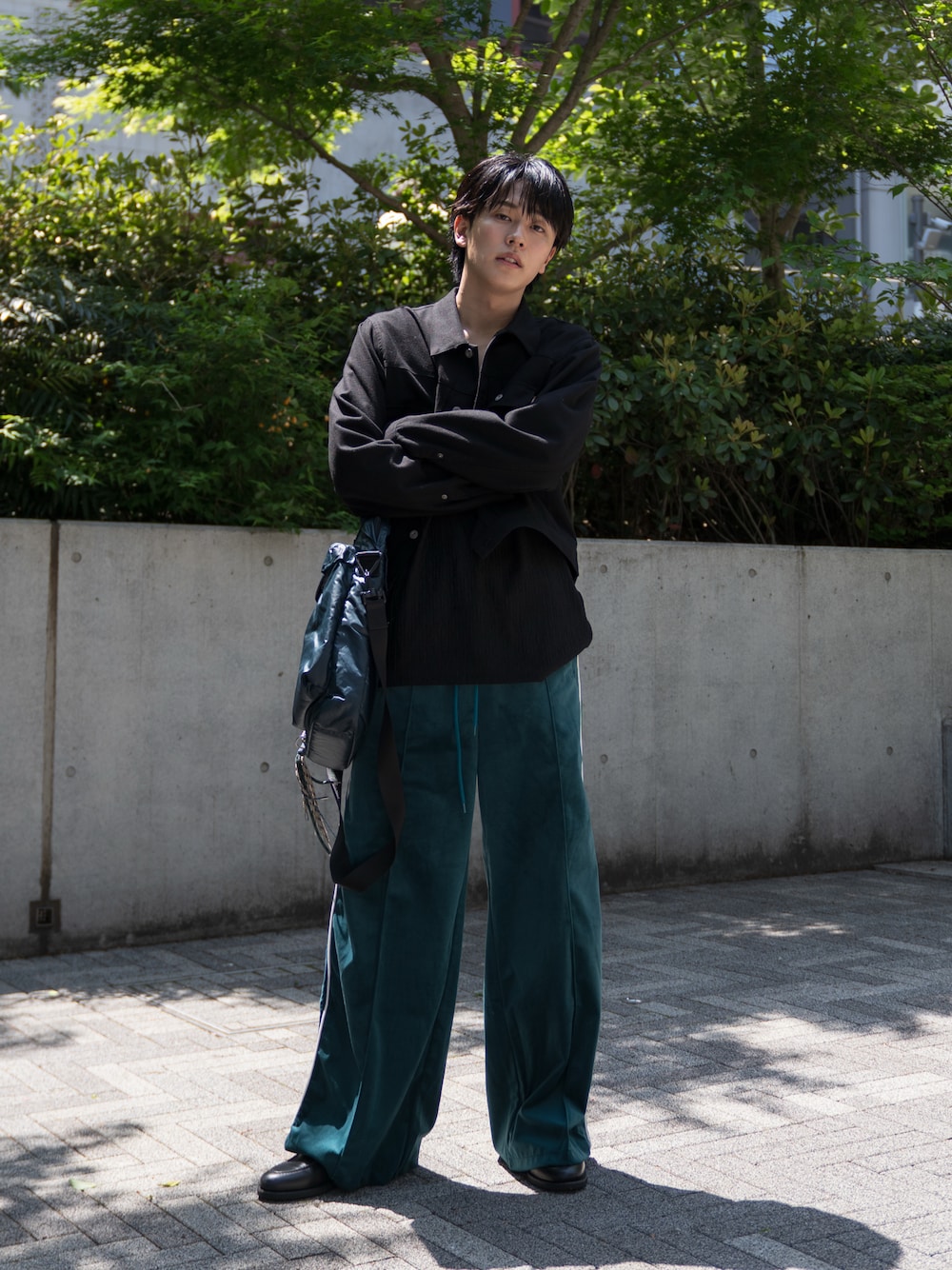 「最近のいい感じコーデ、大人カジュアル、ショルダーバッグ、ベロア、ベロアパンツ、ラインパンツ、春ファッション、オトナカジュアル」｜「Camphor woodのvelvet flower embroidery line baggy track pants / フラワー花刺繍ベロアバギートラックパンツ（その他パンツ、ブルー系）」を使った、KAIさん（メンズ・183cm）の春コーディネートの1枚目の写真