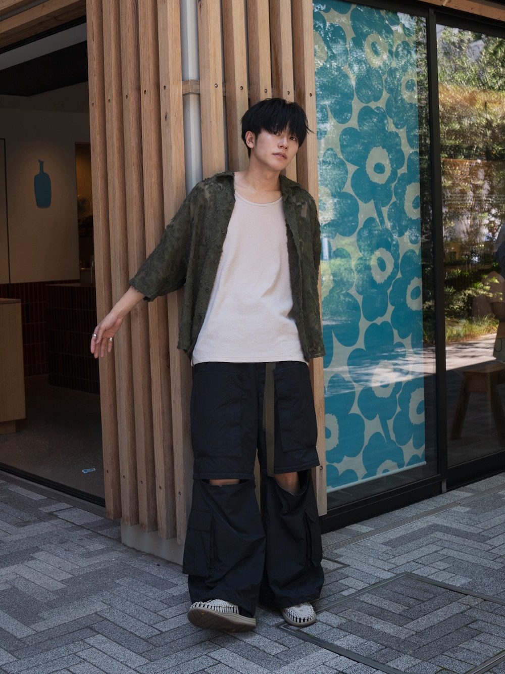「夏コーデ、シースルー、柄シャツ、カーゴパンツ、keen、オトナカジュアル、お出かけコーデ、オーバーサイズ、きれいめカジュアル」｜「CASPER JOHNのVarious dolman shirts -fringe flower sheer- / バリアスドルマンシャツ -フリンジフラワーシアー-（シャツ/ブラウス、グリーン系）」を使った、KAIさん（メンズ・183cm）の夏コーディネートの1枚目の写真