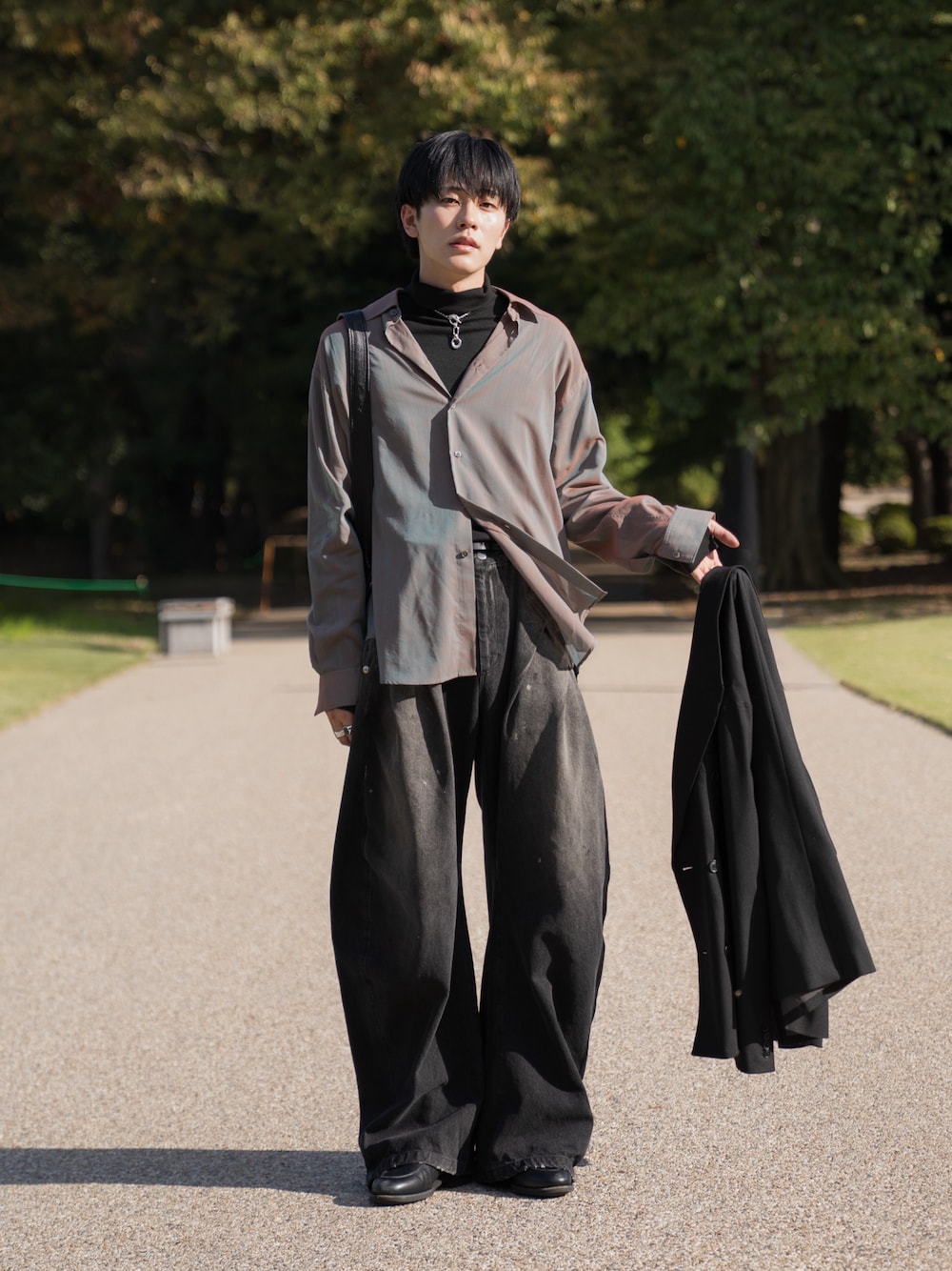 オレンジ系のシャツ/ブラウス、ブラック系のTシャツ/カットソー、ブラック系のテーラードジャケットを着用したメンズの秋コーディネートの1枚目の写真