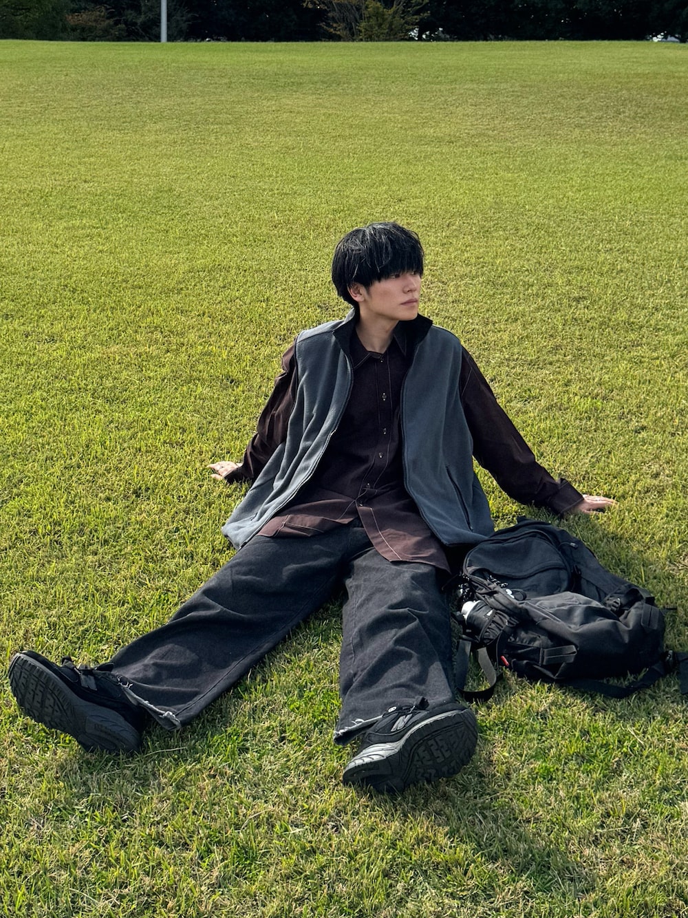 「ファッションを楽しもう、休日スタイル、オトナカジュアル、WEARyouthコーデ、ベスト、ナイロンベスト、リバーシブル、レイヤードスタイル、デニム、秋服、スニーカーコーデ、ゆるコーデ、シャツスタイル、大人カジュアル」｜「SLICKのリバーシブルベスト（ベスト、ブラック系）」を使った、KAIさん（メンズ・183cm）の秋コーディネートの1枚目の写真