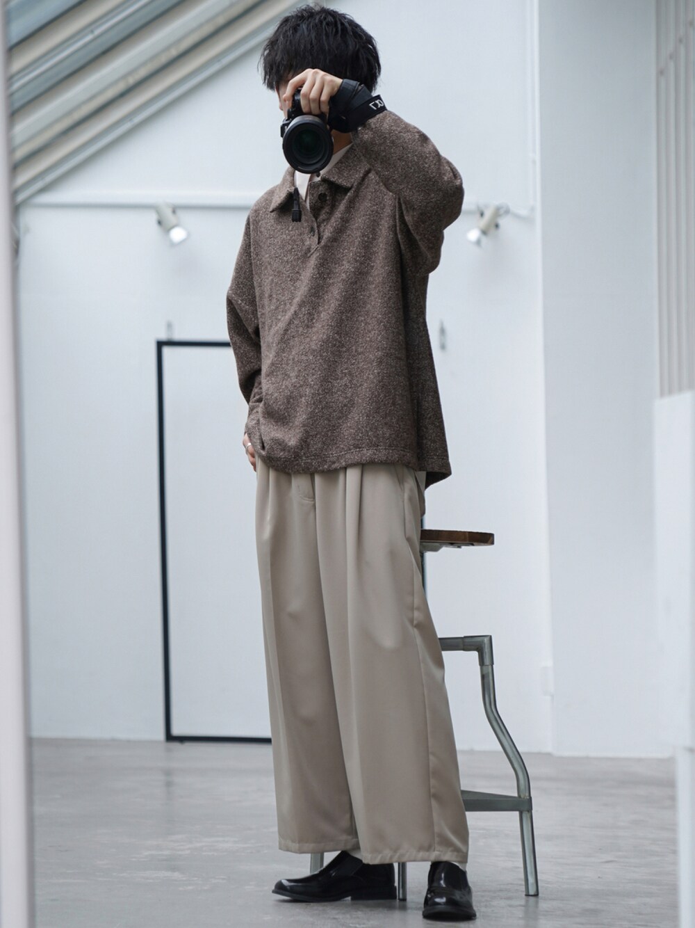 「ニット、ベージュ、秋のコーデ、ブラウン、ポロシャツ、カジュアルコーデ、ゆるコーデ、CASPER JOHN」｜「CASPER JOHNのNep Yarn TR Knit Polo Shirts/ネップヤーンTRニットポロシャツ（ポロシャツ、ブラウン系）」を使った、KAIさん（メンズ・183cm）の秋コーディネートの1枚目の写真