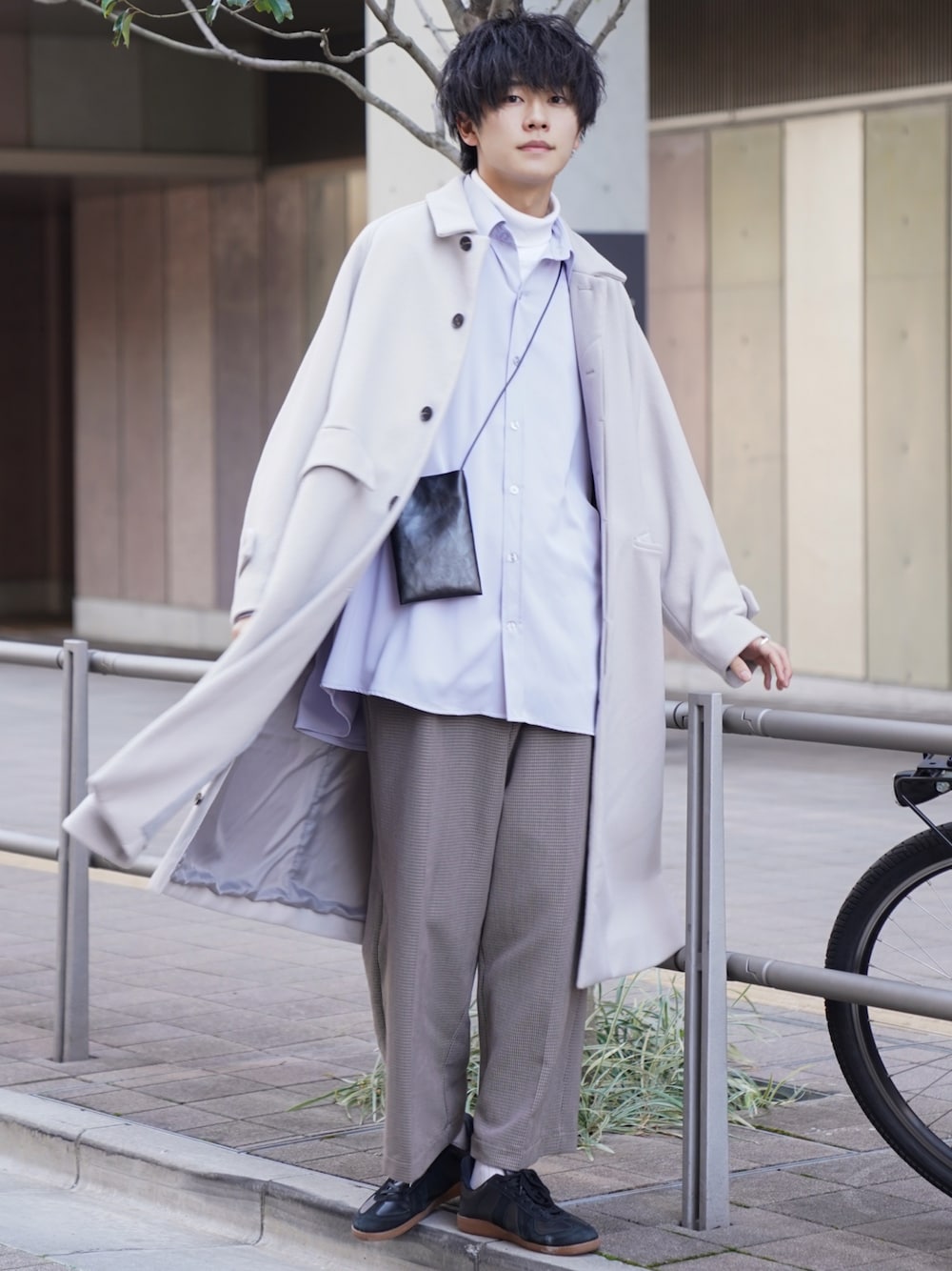 ステンカラーコートを使った「オフホワイト」のメンズ人気