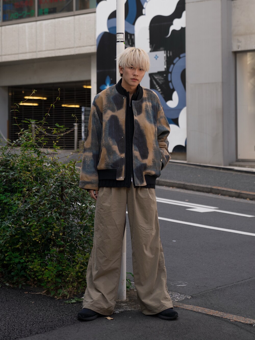 「最近のいい感じコーデ、アースカラー、MA-1、休日スタイル、お出かけコーデ、大人カジュアル、ドライバーズニット、ワイドスラックス」｜「MASONPRINCEのルーズフィット タック入り コットンワイドパンツ XXK4283【MASONPRINCE】【2024AW】（その他パンツ、グリーン系）」を使った、KAIさん（メンズ・183cm）の冬コーディネートの1枚目の写真
