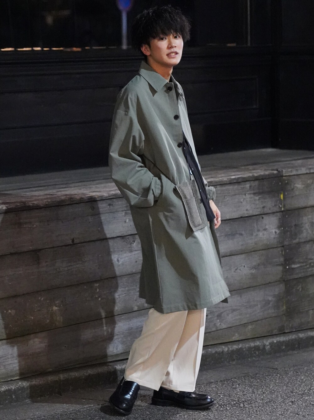 「ビッグシルエット、ステンカラーコート、ショルダーバッグ、オーバーサイズ、革靴、大人コーデ、シンプルコーデ、ミニバッグ、秋コーデ」｜「STYLEMIXERのスラブバックプリーツロングコート（ステンカラーコート、グレー系）」を使った、KAIさん（メンズ・183cm）の秋コーディネートの1枚目の写真