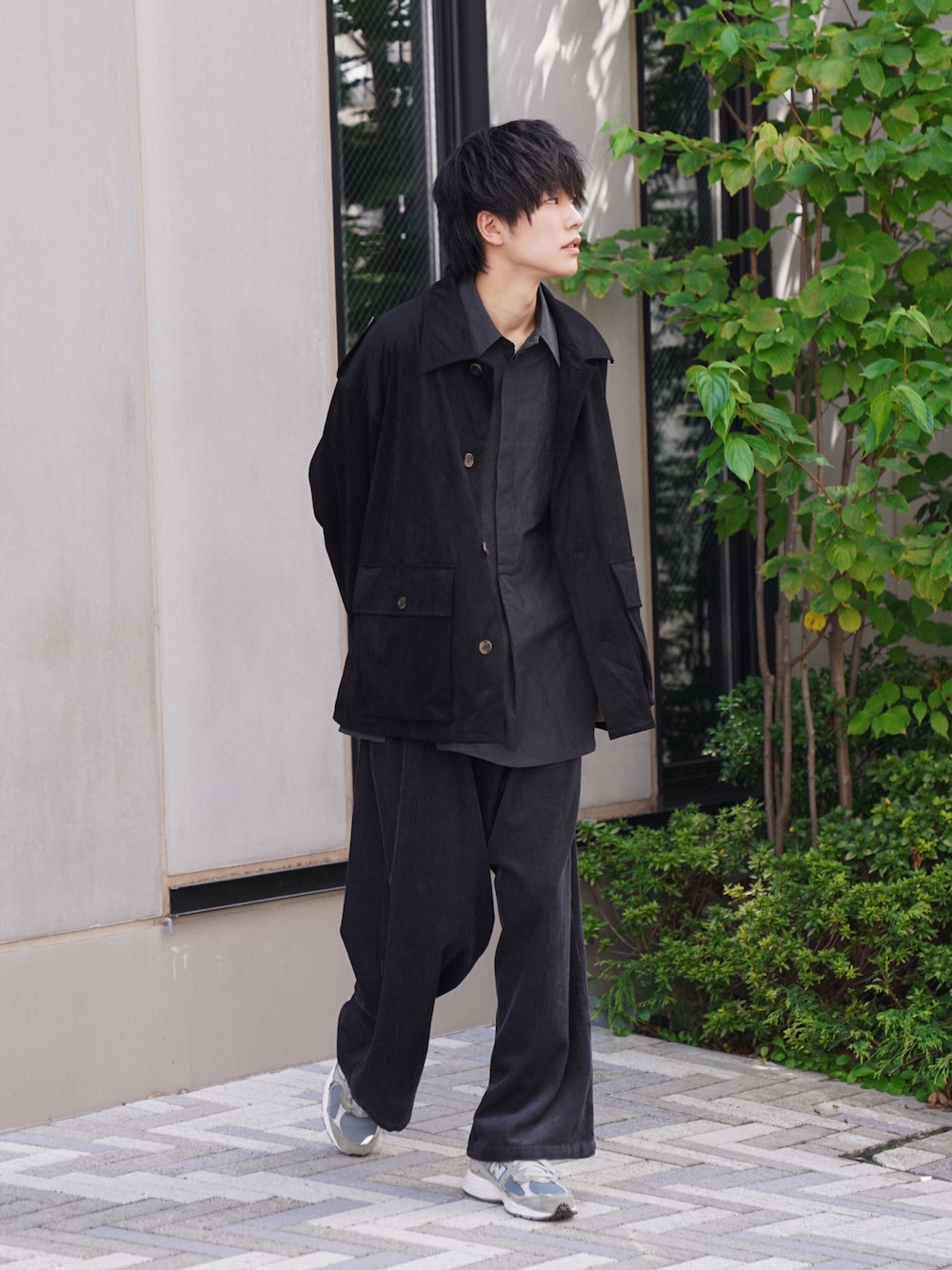 「休日スタイル、秋のコーデ、秋服、ジャケット、ミリタリー、オトナカジュアル、m47、ビッグシルエット、コーデュロイ、コーデュロイパンツ、モノトーンコーデ、スニーカー」｜「SLICKのシャンブレープルオーバーシャツ（シャツ/ブラウス、グレー系）」を使った、KAIさん（メンズ・183cm）の秋コーディネートの1枚目の写真