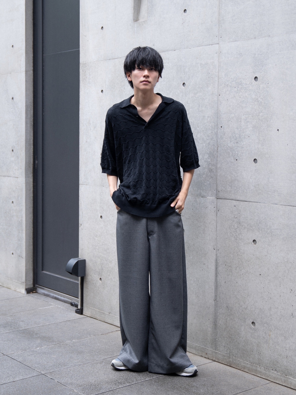 「夏コーデ、ビッグシルエット、きれいめカジュアル、お出かけコーデ、スニーカー、New Balance、ポロシャツ、スキッパーシャツ、このスタイルがお気に入り、カジュアル、モノトーン、バギーパンツ」｜「SLICKのジオメトリックレースニットポロ（ポロシャツ、ブラック系）」を使った、KAIさん（メンズ・183cm）の夏コーディネートの1枚目の写真