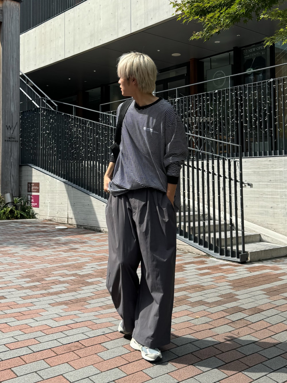 「秋っぽコーデ更新中、ワントーン、ボーダー、ロンT、カジュアル、休日コーデ、休日スタイル、シンプルコーデ、秋コーデ」｜「FirsthandのMA Firsthand/マ ファーストハンド BASIC LOGO ピンボーダー LS TEE / ロングスリーブTシャツ / ロンT / 長袖Tシャツ（Tシャツ/カットソー、ブラック系）」を使った、KAIさん（メンズ・183cm）の秋コーディネートの1枚目の写真
