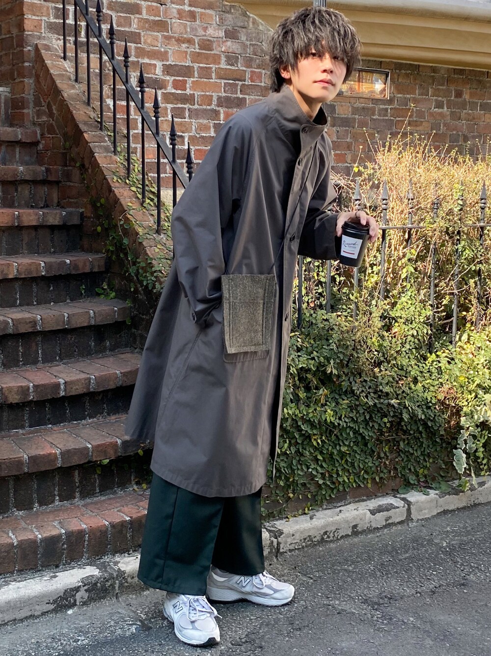 「大人コーデ、春、春アウター、ビックシルエット、休日コーデ、休日スタイル、バギーパンツ、カラーパンツ、ハイネック、ロングコート、キレイめ、スニーカー、スクエアバッグ、ミニバッグ、Alcindor Materials」｜「Alcindor Materialsのhigh neck coat/ハイネックコート（トレンチコート、グレー系）」を使った、KAIさん（メンズ・183cm）の春コーディネートの1枚目の写真