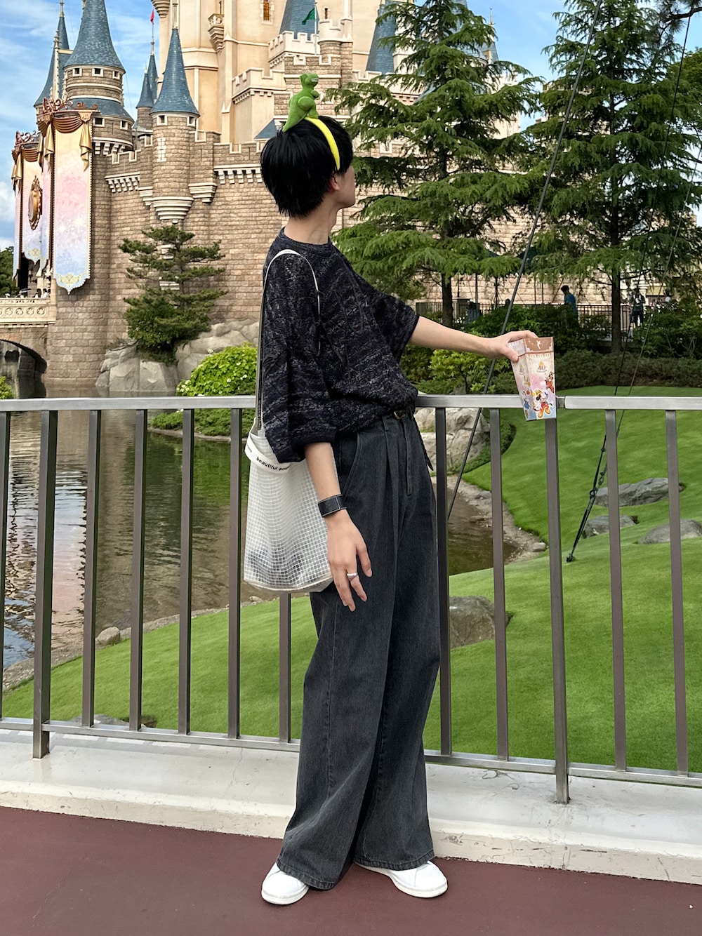 ブラック系のニット/セーター、グレー系のデニムパンツ、ホワイト系のスニーカーを着用したメンズの春コーディネートの1枚目の写真