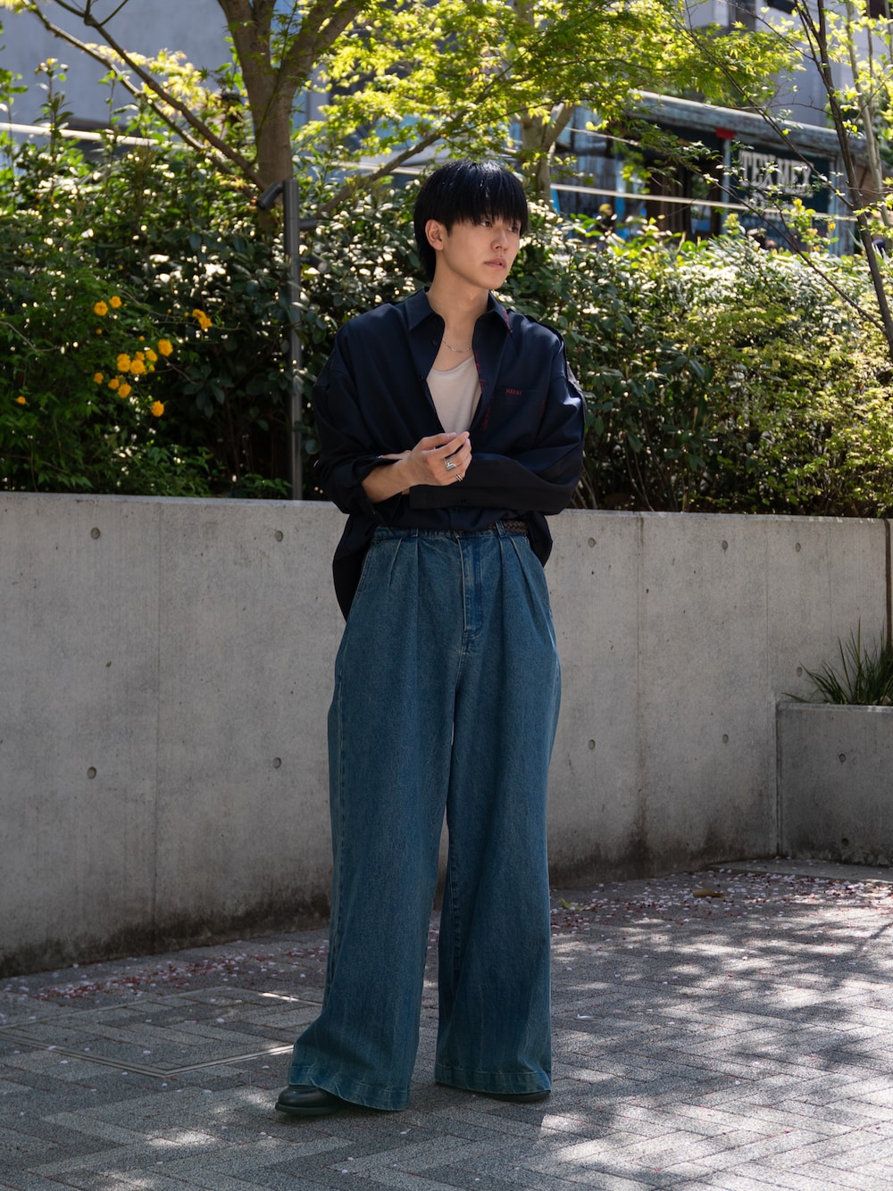 「タックイン、デニム、デニムパンツ、デニムコーデ、春めき満開コーデ、シンプルスタイル、MARNI、カジュアルコーデ、きれいめカジュアル、休日スタイル、シャツスタイル」｜「MARNIのLIGHT WOOL BREND / ロングスリーブシャツ（シャツ/ブラウス、ブラック系）」を使った、KAIさん（メンズ・183cm）の春コーディネートの1枚目の写真