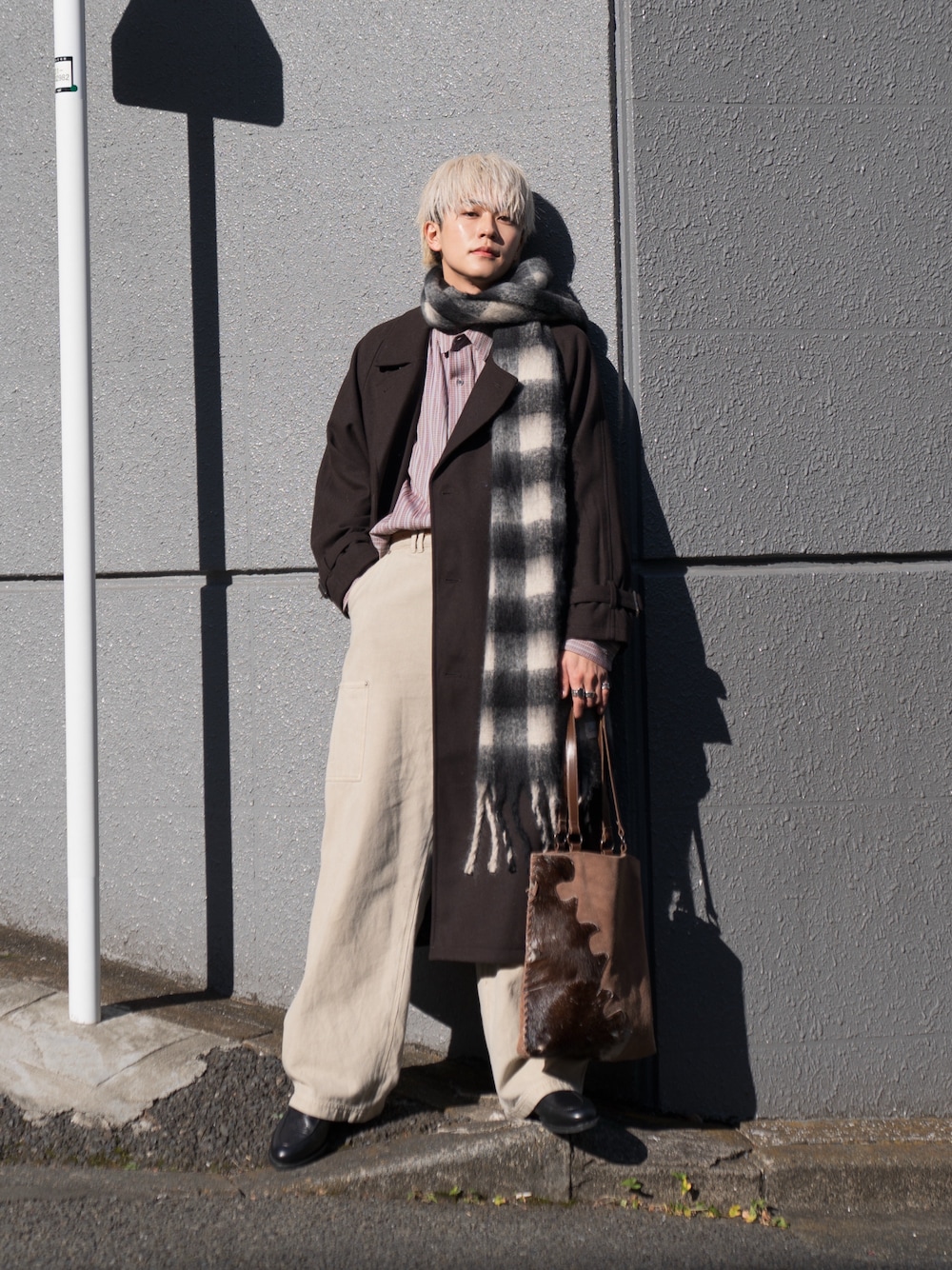 「真冬のあったかスタイル、ロングコート、マフラーぐるぐる、シンプルコーデ、アースカラー、大人カジュアル、休日コーデ、シンプルスタイル、オトナカジュアル、トートバッグ、レザーシューズ、革靴、きれいめカジュアル」｜「CASPER JOHNのVarious loose shirts-rattling stripe-/バリアスルーズシャツ-ラトリングストライプ-（シャツ/ブラウス、ベージュ系）」を使った、KAIさん（メンズ・183cm）の冬コーディネートの1枚目の写真