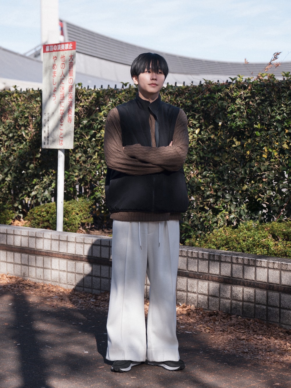 「新星WEARISTAにエントリー、WEARyouthコーデ、ニットパンツ、リバーシブル、ナイロンベスト、ベスト、レイヤードスタイル、モノトーン、カジュアルコーデ」｜「SLICKのリバーシブルベスト（ベスト、ブラック系）」を使った、KAIさん（メンズ・183cm）の冬コーディネートの1枚目の写真