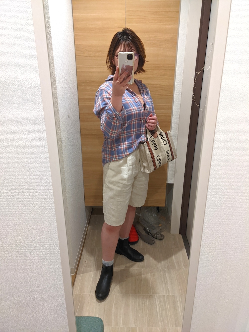 「雨の日コーデ、レインブーツ、ショートパンツ、ネルシャツ、チェックシャツ、チェック、大人カジュアル、休日スタイル、今日のコーデ、おしゃれさんと繋がりたい、きれいめカジュアル」｜「POLO RALPH LAURENのクラシック フィット プラッド コットン シャツ（シャツ/ブラウス、その他）」を使った、chiyoさん（レディース・157cm）の春コーディネートの1枚目の写真