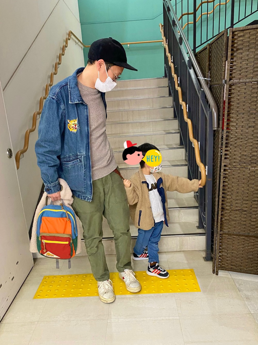 ブルー系のデニムジャケット、グリーン系のその他パンツ、ホワイト系のスニーカーを着用したメンズの冬コーディネートの1枚目の写真