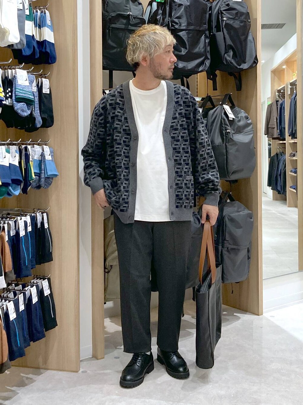 ホワイト系のTシャツ/カットソー、ブラック系のトートバッグ、ブラック系のその他シューズを着用したメンズの秋コーディネートの1枚目の写真