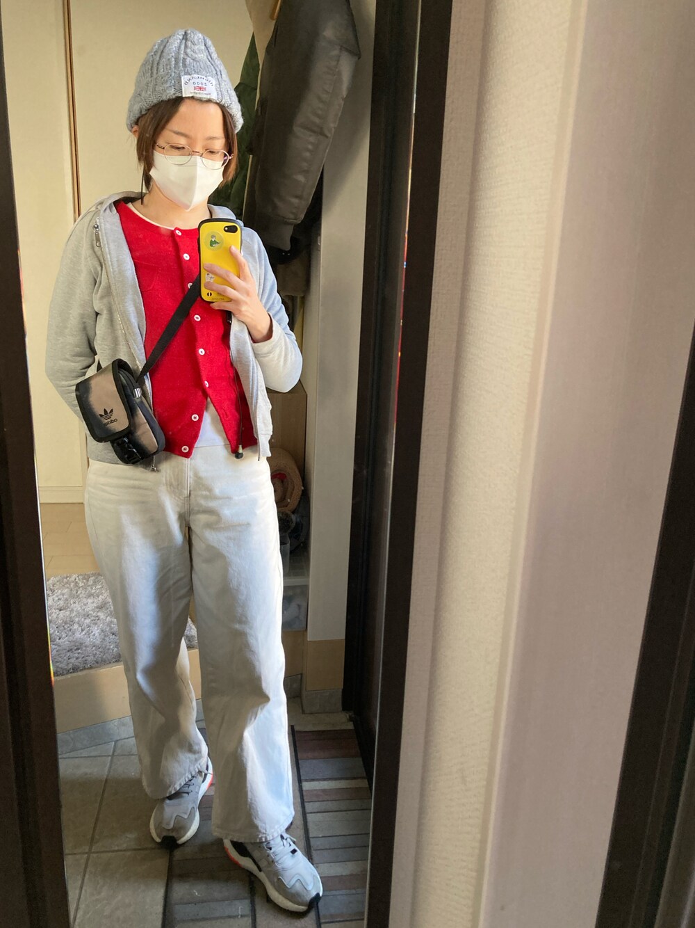 「CRAFT STANDARD BOUTIQUEのコクーンデニムパンツ　＊◇（デニムパンツ、ホワイト系）」を使った、里さん（レディース・155cm）の冬コーディネートの1枚目の写真